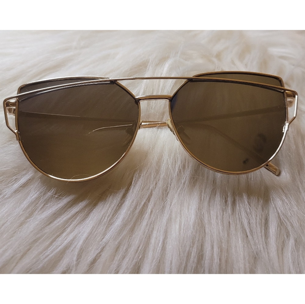 Silver Mirrored Fashion Sunglasses With Gold Tone Rims